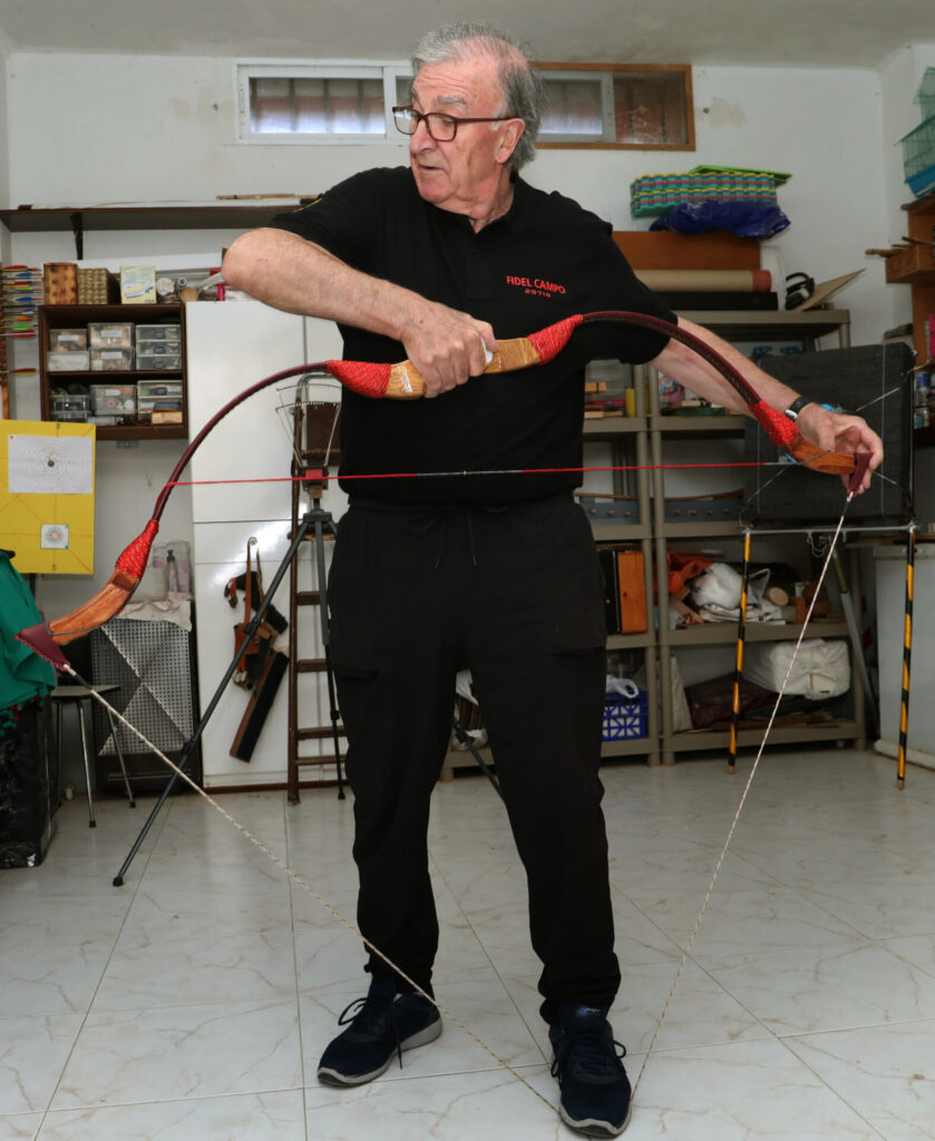Fidel Campo, un arquero y artesano palentino, logra transformar la tradición en arcos únicos desde hace más de 20 años, en la imgen en su taller de Magaz de Pisuerga(Palencia). Fotografía: Brágimo
