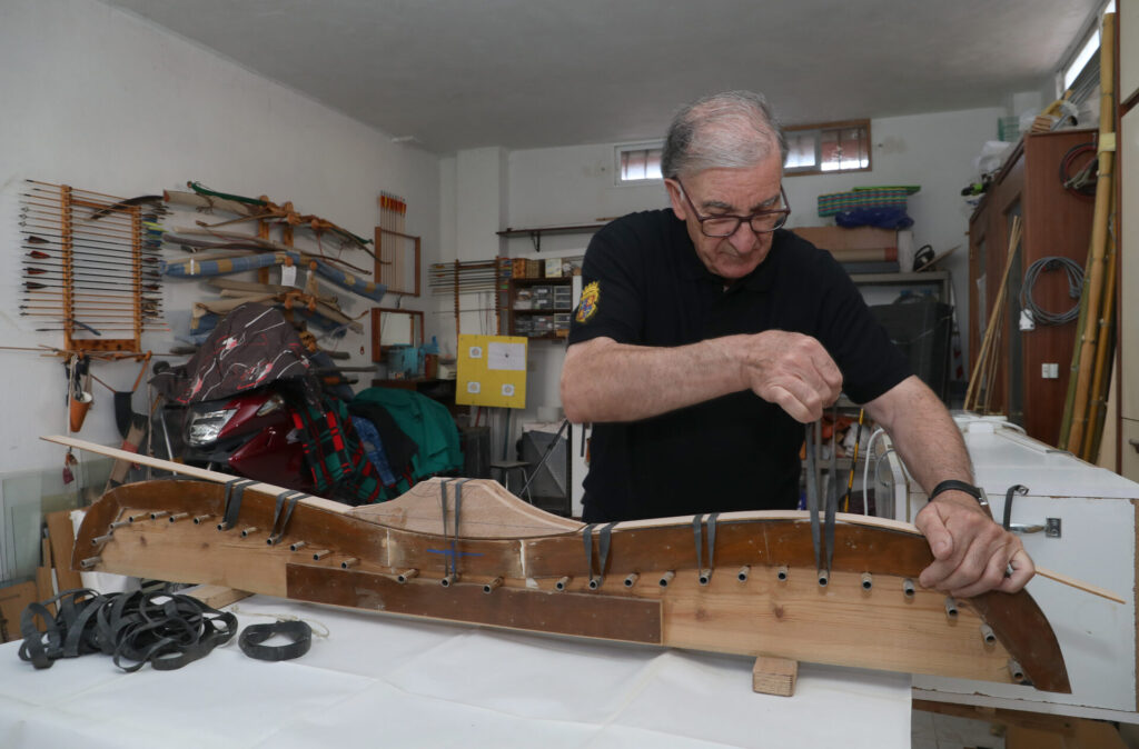 Fidel Campo, un arquero y artesano palentino, logra transformar la tradición en arcos únicos desde hace más de 20 años, en la imgen en su taller de Magaz de Pisuerga(Palencia). Fotografía: Brágimo