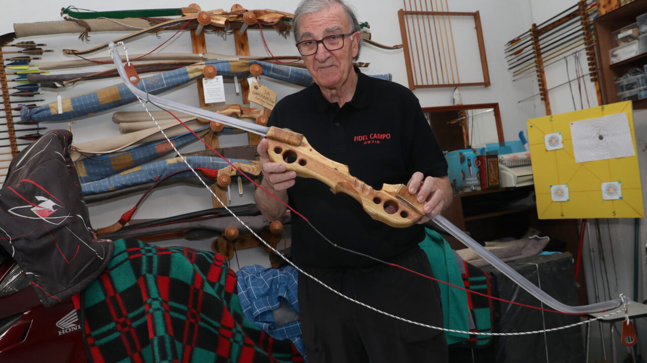 Fidel Campo, un arquero y artesano palentino, logra transformar la tradición en arcos únicos desde hace más de 20 años, en la imgen en su taller de Magaz de Pisuerga(Palencia). Fotografía: Brágimo