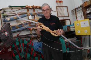 Fidel Campo, un arquero y artesano palentino, logra transformar la tradición en arcos únicos desde hace más de 20 años, en la imgen en su taller de Magaz de Pisuerga(Palencia). Fotografía: Brágimo
