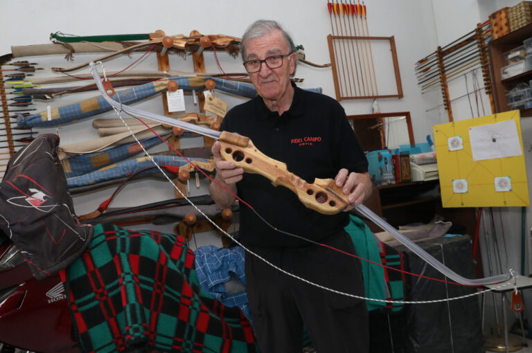 Fidel Campo, un arquero y artesano palentino, logra transformar la tradición en arcos únicos desde hace más de 20 años, en la imgen en su taller de Magaz de Pisuerga(Palencia). Fotografía: Brágimo