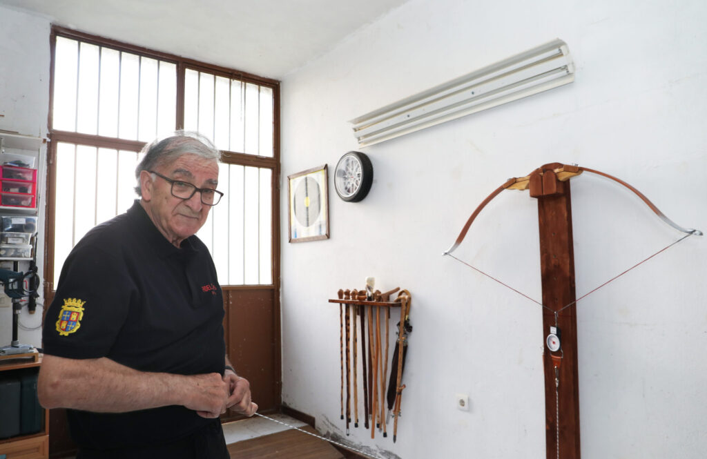 Fidel Campo, un arquero y artesano palentino, logra transformar la tradición en arcos únicos desde hace más de 20 años, en la imgen en su taller de Magaz de Pisuerga(Palencia). Fotografía: Brágimo