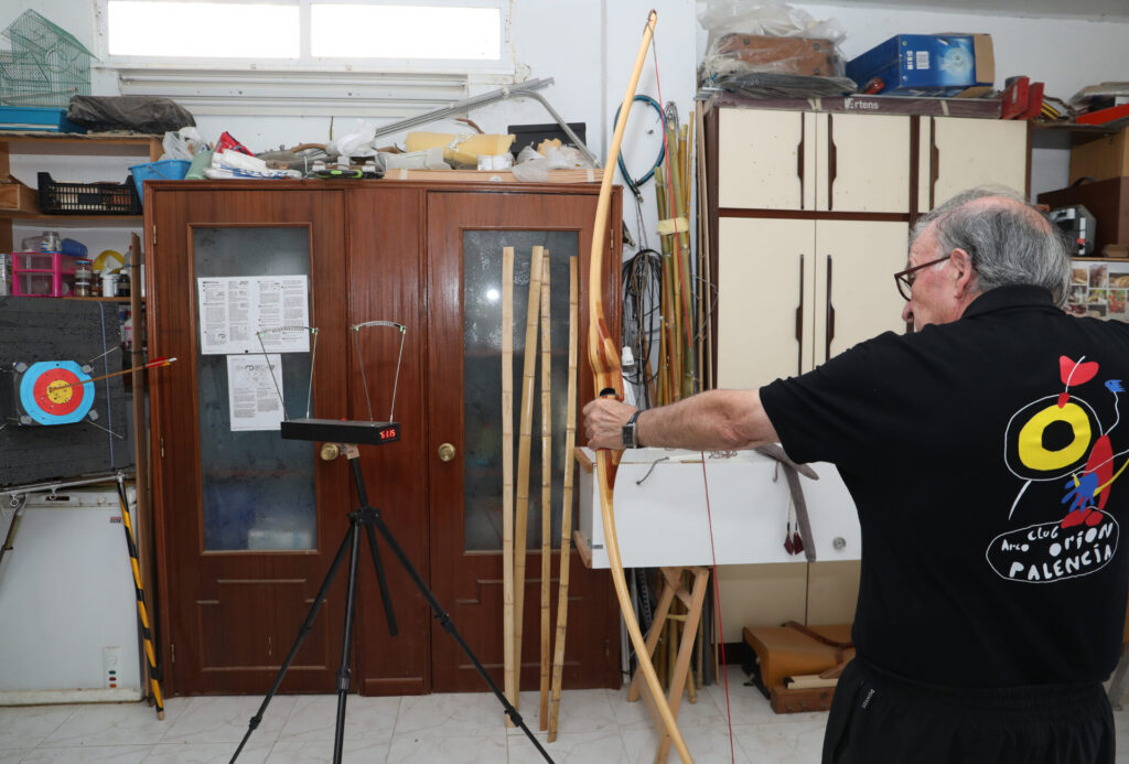 Fidel Campo, un arquero y artesano palentino, logra transformar la tradición en arcos únicos desde hace más de 20 años, en la imgen en su taller de Magaz de Pisuerga(Palencia). Fotografía: Brágimo