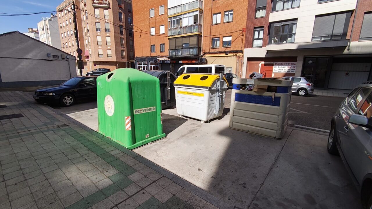 Un contenedor de cartón y papel ocupando ya su posición junto a la calzada y otra plaza de aparcamiento. / Óscar Herrero