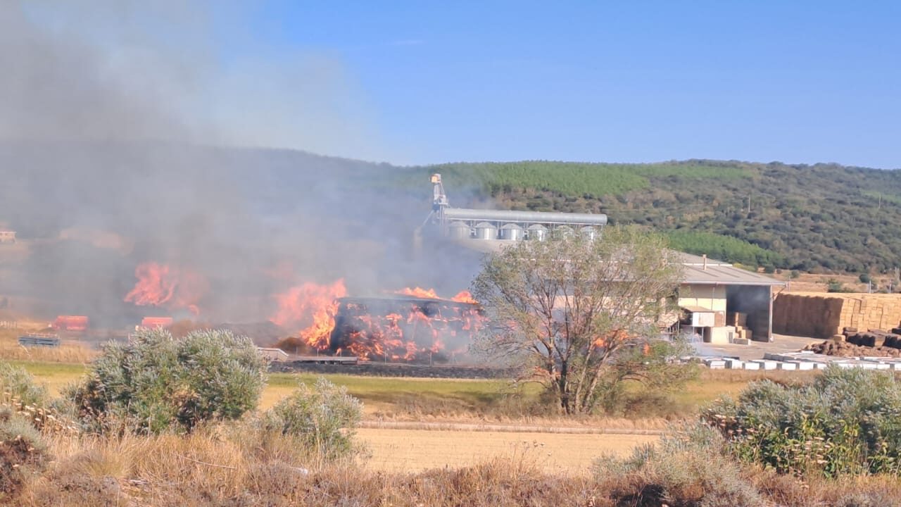 Imagen del incendio declarado en Alar del Rey.