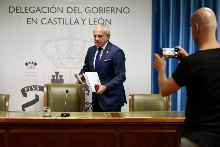 El delegado del Gobierno en Castilla y León, Nicanor Sen, presenta el informe de los medios del Gobierno de España que han participado en la extinción de los incendios durante el pasado mes de agosto en Castilla y León. Fotografía: Leticia Pérez (ICAL)