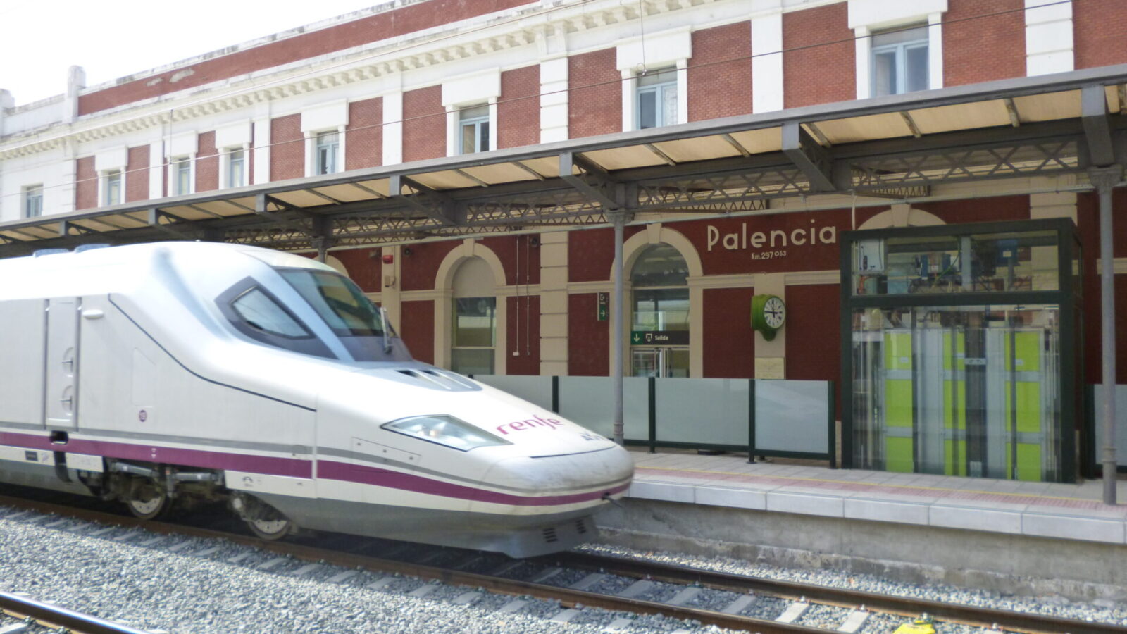 Un tren AVE en la estación de Palencia, en los días previos a la puesta en servicio de la línea en septiembre de 2015. / Óscar Herrero