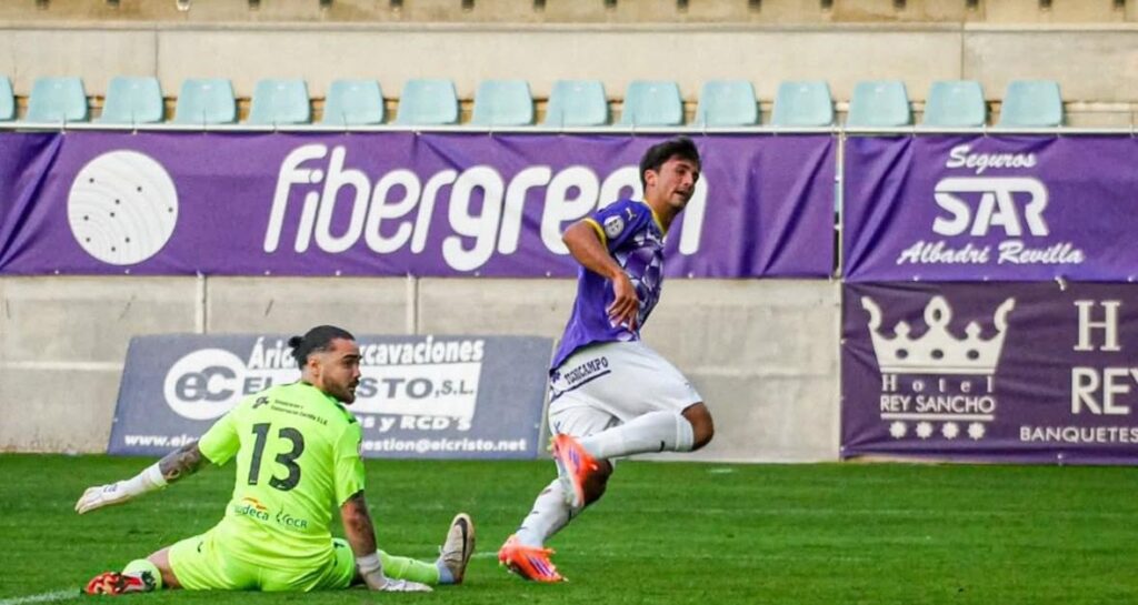 Vallecillo en el gol. Fotografía: Palencia CF