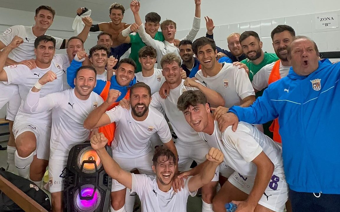 El Palencia CF celebrando la victoria ante el Mirandés B