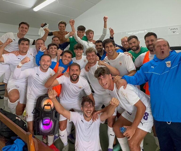 El Palencia CF celebrando la victoria ante el Mirandés B