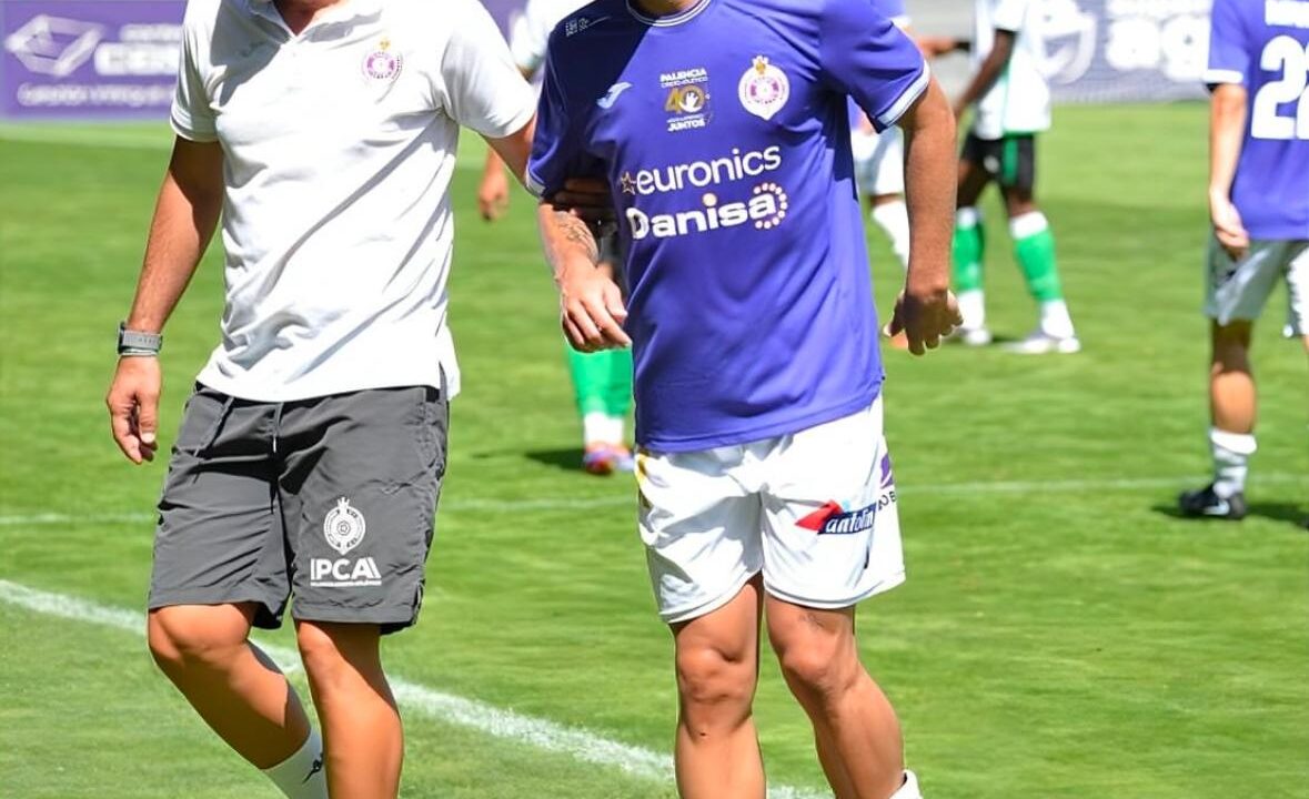 Rubén Vallejo junto a Chuchi Jorques, entrenador del Palencia Cristo Atlético. Fotografía: Julio Robles