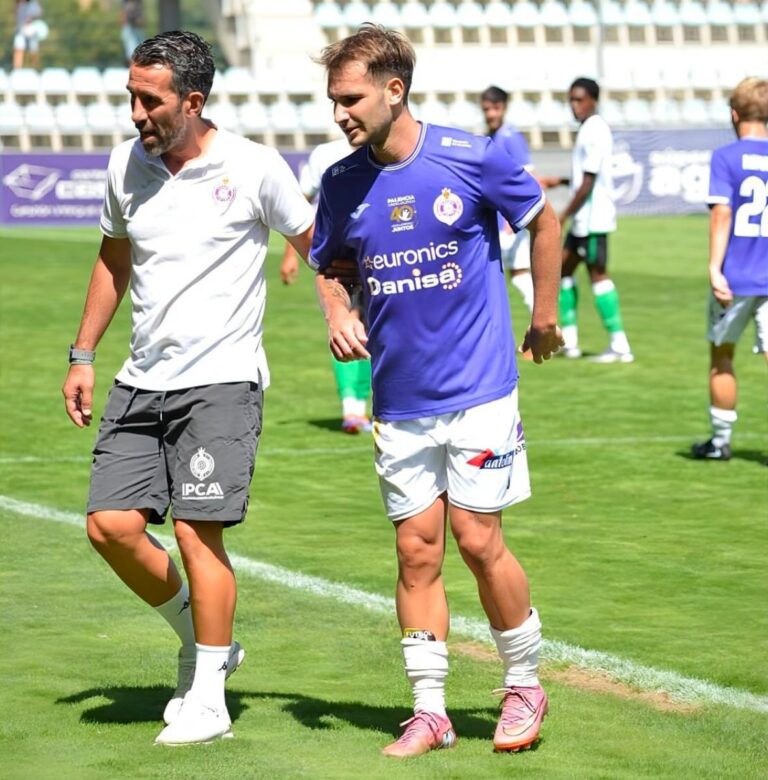 Rubén Vallejo junto a Chuchi Jorques, entrenador del Palencia Cristo Atlético. Fotografía: Julio Robles