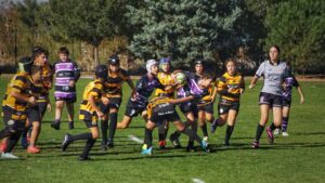 Sub-12 evadiendo la defensa rival en un choque el pasado sábado