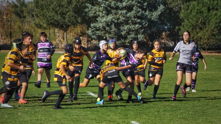 Sub-12 evadiendo la defensa rival en un choque el pasado sábado