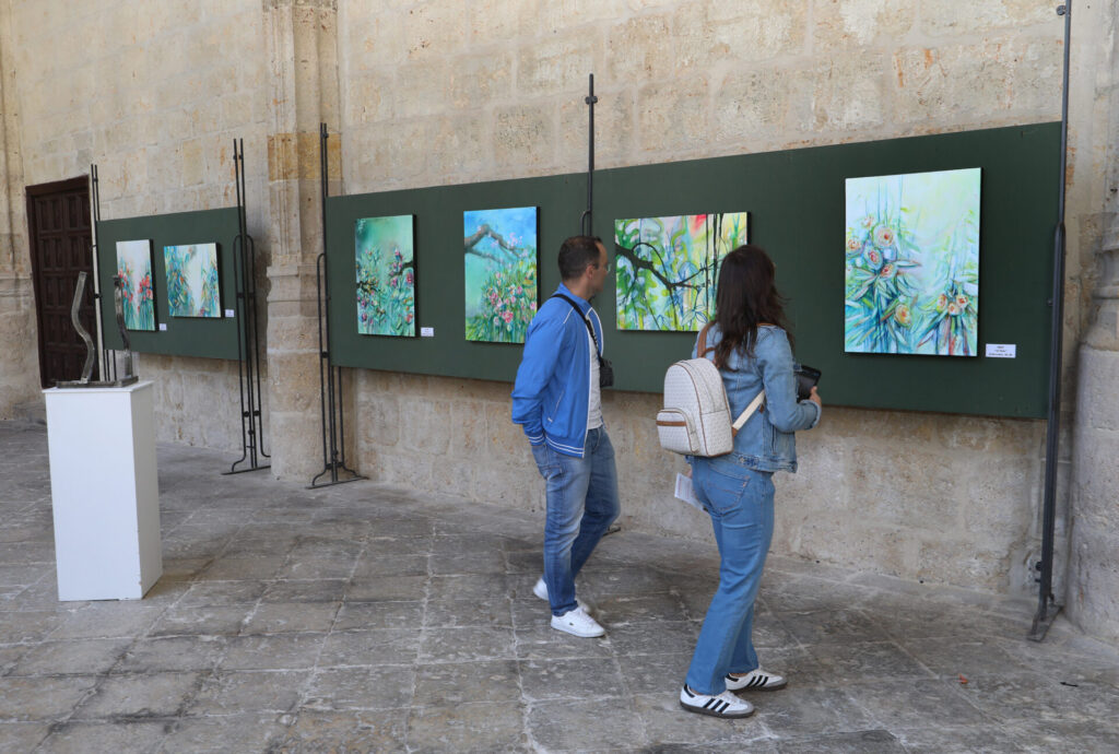 Muestra del grupo de artistas Thieldon, protagonizada por obras del pintor francés Delphy, en el claustro de la Catedral de Palencia, con motivo del hermanamiento entre Bourges y Palencia. Fotografía: Brágimo