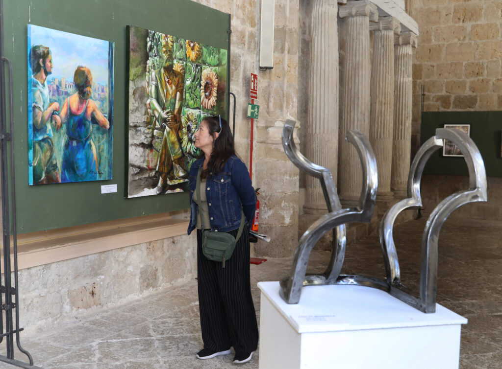 Muestra del grupo de artistas Thieldon, protagonizada por obras del pintor francés Delphy, en el claustro de la Catedral de Palencia, con motivo del hermanamiento entre Bourges y Palencia. Fotografía: Brágimo