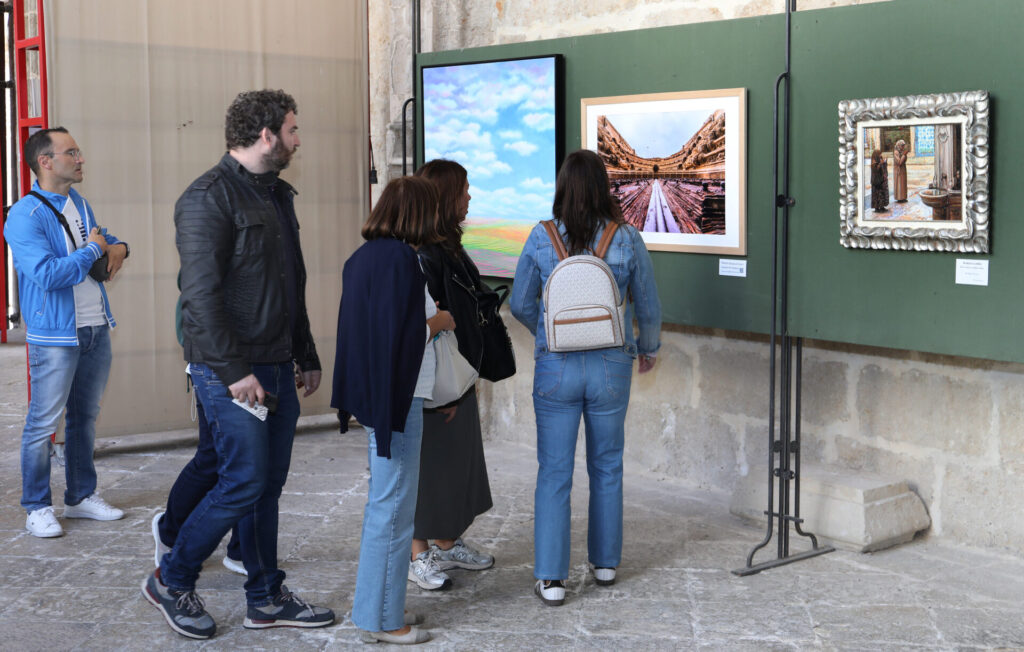 Muestra del grupo de artistas Thieldon, protagonizada por obras del pintor francés Delphy, en el claustro de la Catedral de Palencia, con motivo del hermanamiento entre Bourges y Palencia. Fotografía: Brágimo