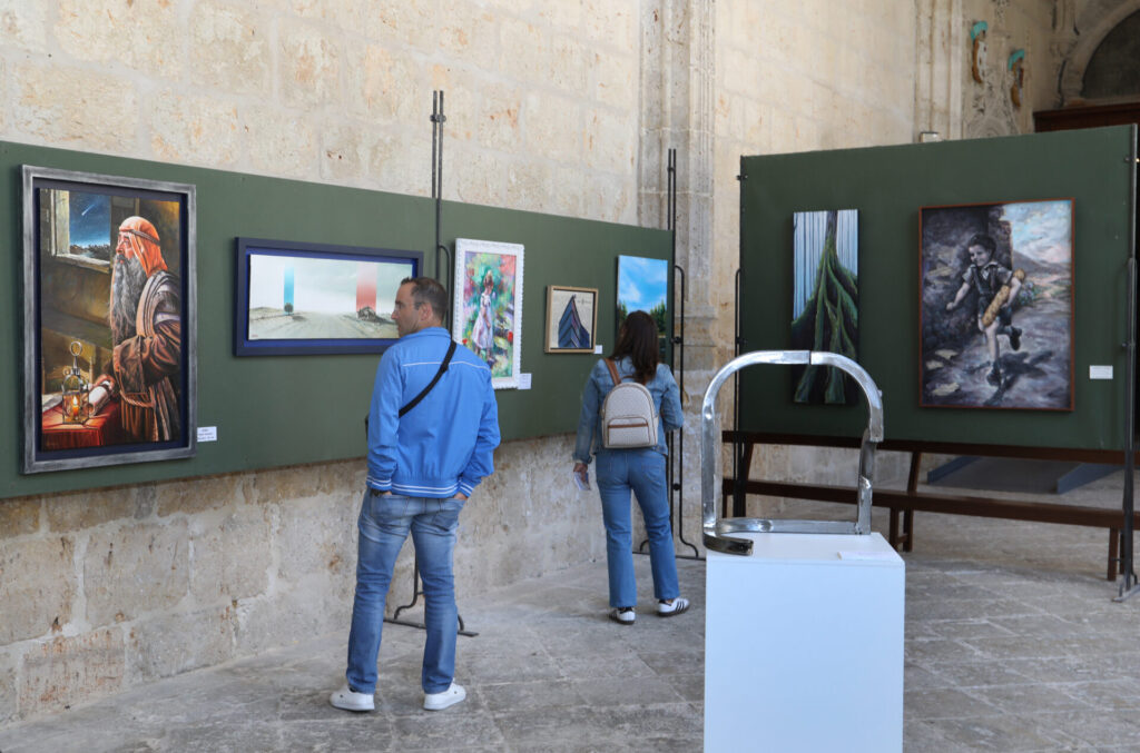 Muestra del grupo de artistas Thieldon, protagonizada por obras del pintor francés Delphy, en el claustro de la Catedral de Palencia, con motivo del hermanamiento entre Bourges y Palencia. Fotografía: Brágimo