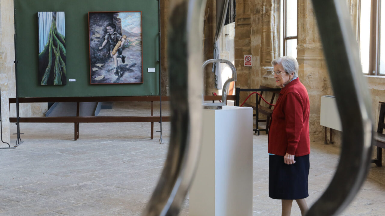 Muestra del grupo de artistas Thieldon, protagonizada por obras del pintor francés Delphy, en el claustro de la Catedral de Palencia, con motivo del hermanamiento entre Bourges y Palencia. Fotografía: Brágimo