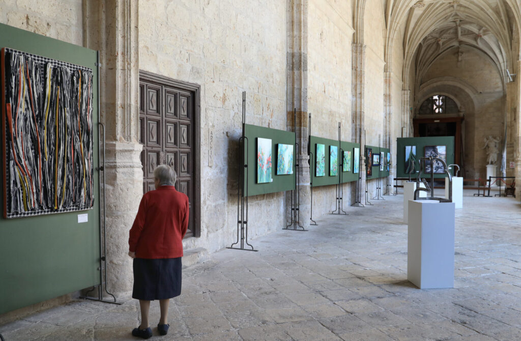 Muestra del grupo de artistas Thieldon, protagonizada por obras del pintor francés Delphy, en el claustro de la Catedral de Palencia, con motivo del hermanamiento entre Bourges y Palencia. Fotografía: Brágimo