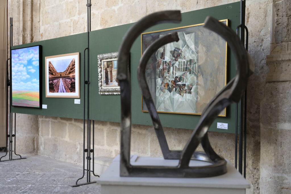 Muestra del grupo de artistas Thieldon, protagonizada por obras del pintor francés Delphy, en el claustro de la Catedral de Palencia, con motivo del hermanamiento entre Bourges y Palencia. Fotografía: Brágimo