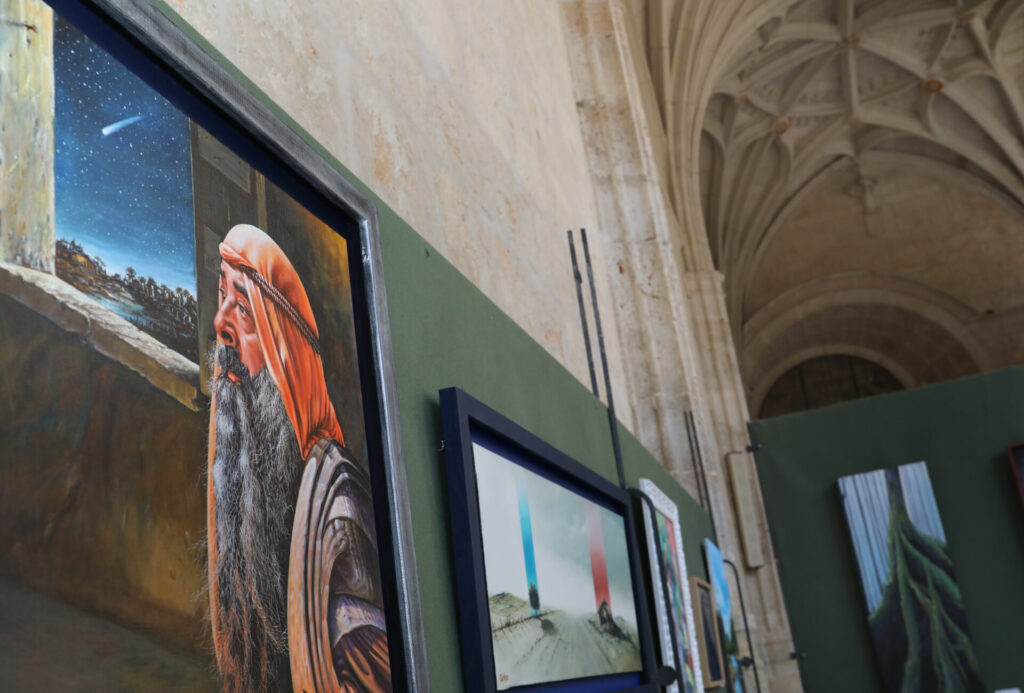 Muestra del grupo de artistas Thieldon, protagonizada por obras del pintor francés Delphy, en el claustro de la Catedral de Palencia, con motivo del hermanamiento entre Bourges y Palencia. Fotografía: Brágimo