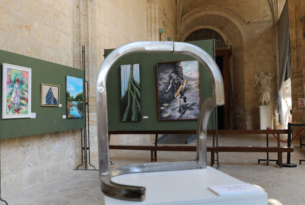 Muestra del grupo de artistas Thieldon, protagonizada por obras del pintor francés Delphy, en el claustro de la Catedral de Palencia, con motivo del hermanamiento entre Bourges y Palencia. Fotografía: Brágimo