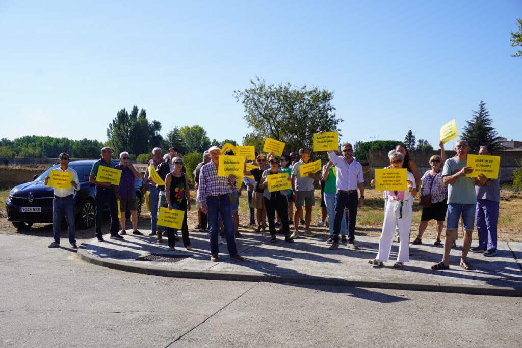 Vecinos se concentran a las puertas del IESO Canal de Castilla de Villamuriel,. A. Acitores