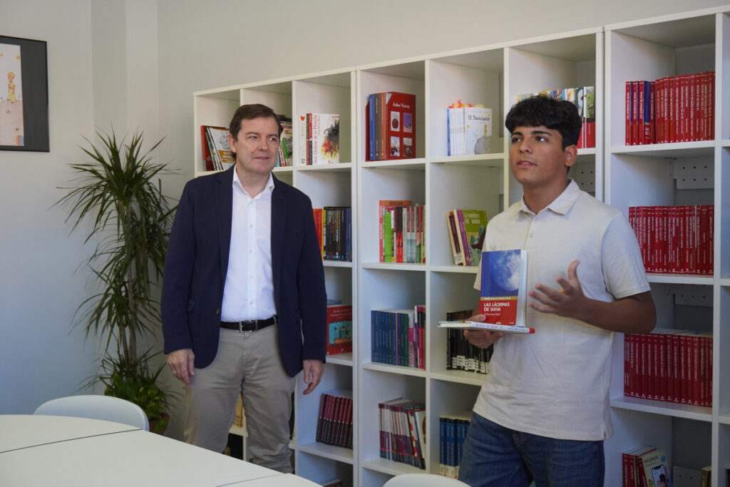 Visita de Fernández Mañueco al IESO Canal de Castilla. El alumno Noé explica los programas de lectura. A. Acitores