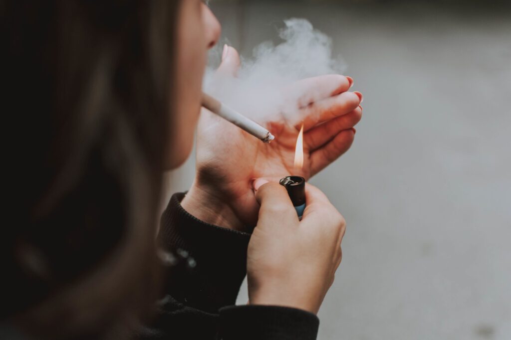 Imagen de archivo. Mujer fumando