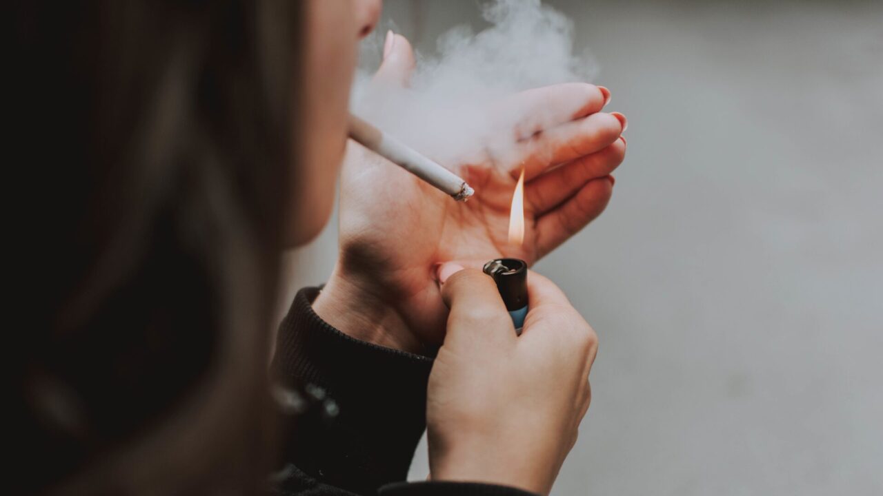 Imagen de archivo. Mujer fumando