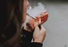 Imagen de archivo. Mujer fumando