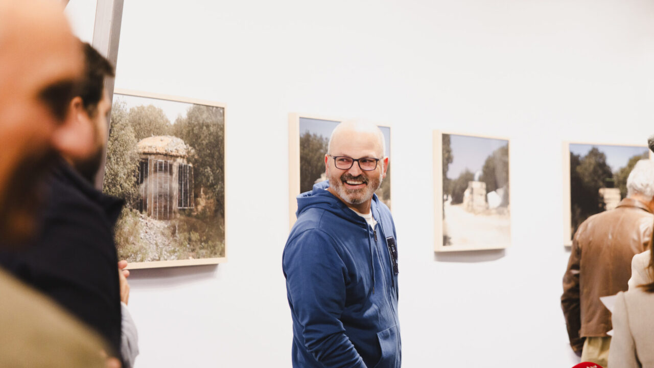 Óscar Navarro, presentando una exposición. / Lucía Burón Cabrera (ICAL)