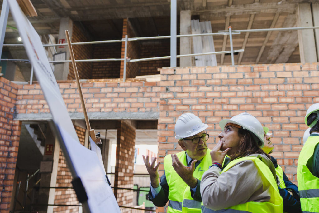 Reunión de profesionales en la construcción de viviendas colaborativas en Palencia