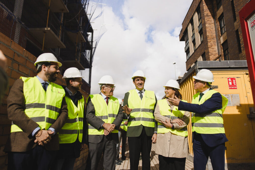 Inauguración de viviendas colaborativas en Palencia con autoridades