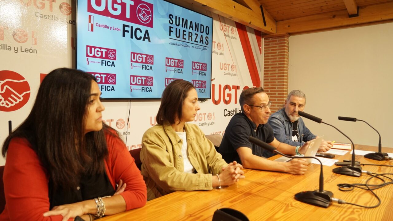 El coordinador general de la sección sindical de UGT FICA Renault España, Adolfo Arnáez, presenta la plataforma para la negociación del nuevo convenio colectivo de Renault para 2026 /. ICAL