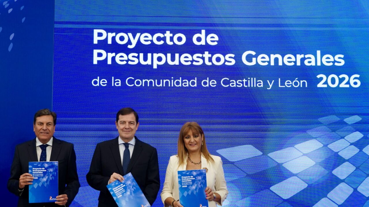 El presidente de la Junta de Castilla y León, Alfonso Fernández Mañueco, comparece en rueda de prensa para presentar el proyecto de Ley de Presupuestos Generales de la Comunidad de Castilla y León para el año 2026. / Leticia Pérez (ICAL)