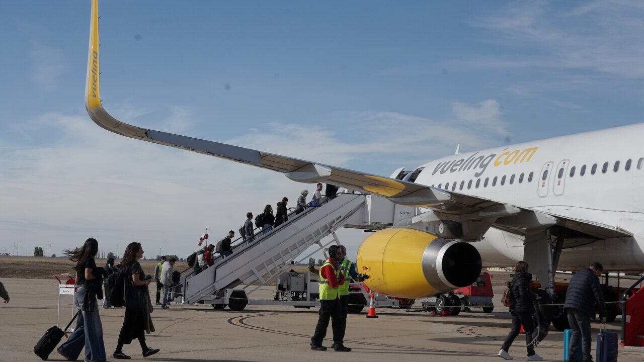 Pasajeros abordando un avión de Vueling en el aeropuerto