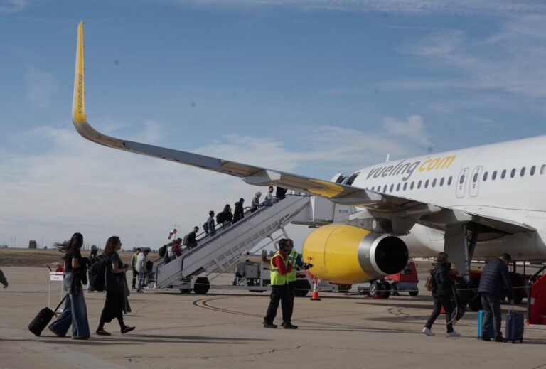 Pasajeros abordando un avión de Vueling en el aeropuerto