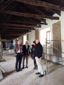 Grupo de personas en la restauración de Las Casas del Rey en Paredes de Nava