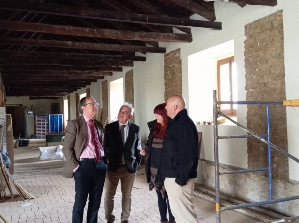 Grupo de personas en la restauración de Las Casas del Rey en Paredes de Nava