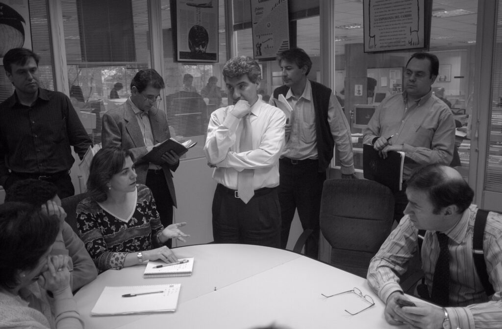 Reunión de periodistas discutiendo sobre el periodismo local y su impacto.