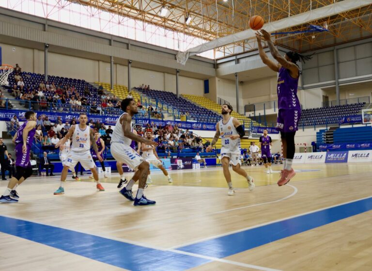 Jugador del Súper Agropal Palencia lanzando a canasta en un partido