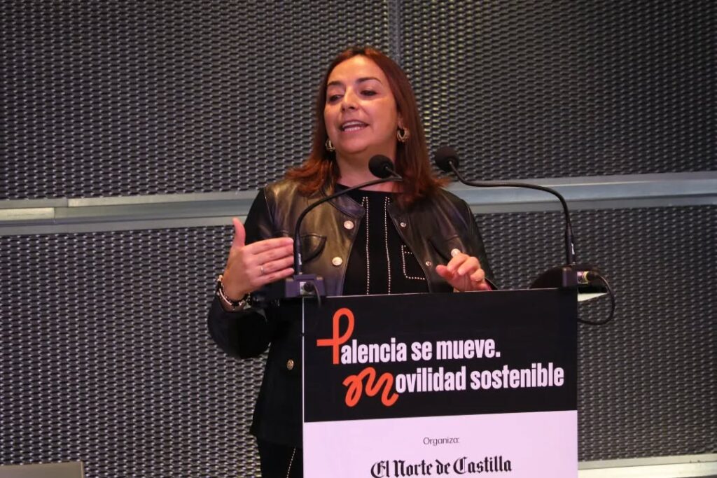 La alcaldesa Miriam Andrés hablando sobre la Zona de Bajas Emisiones en Palencia.