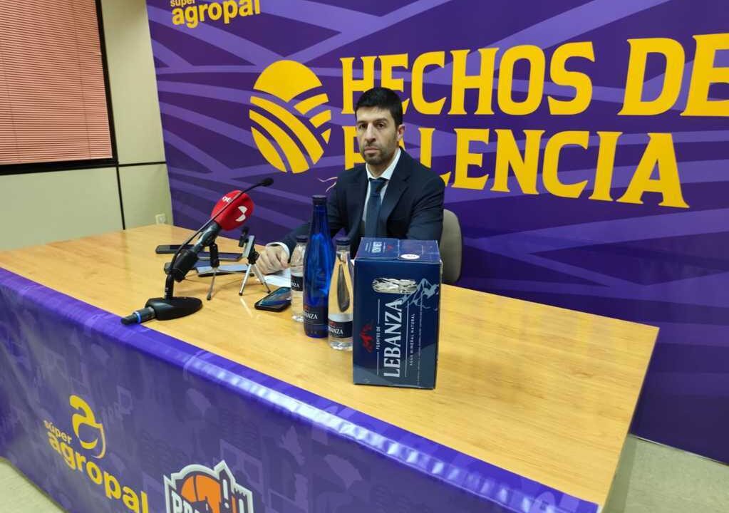 Alberto Padilla, entrenador del Zúper Agropal Palencia contra el Cartagena