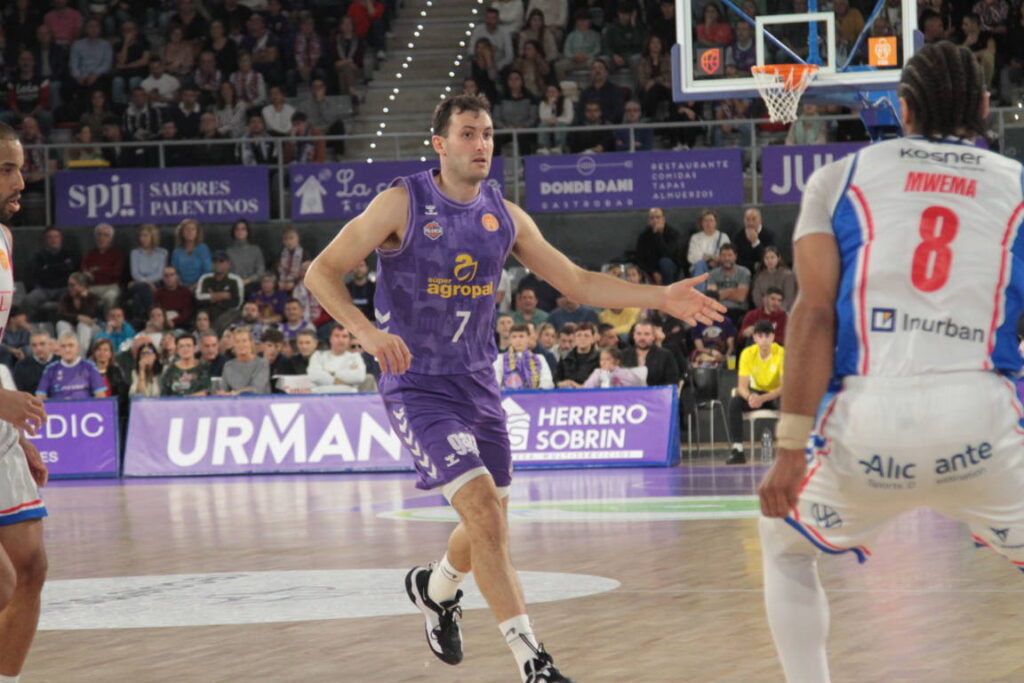 Jugadores de baloncesto en un partido entre Palencia y Alicante