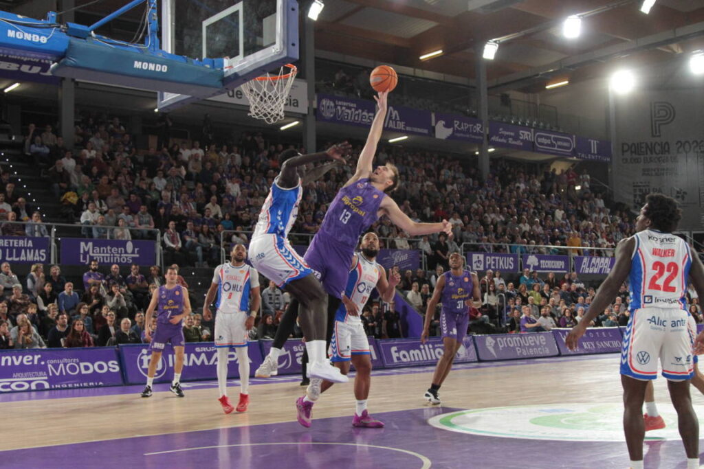 Jugadores de baloncesto en acción durante un partido en Palencia
