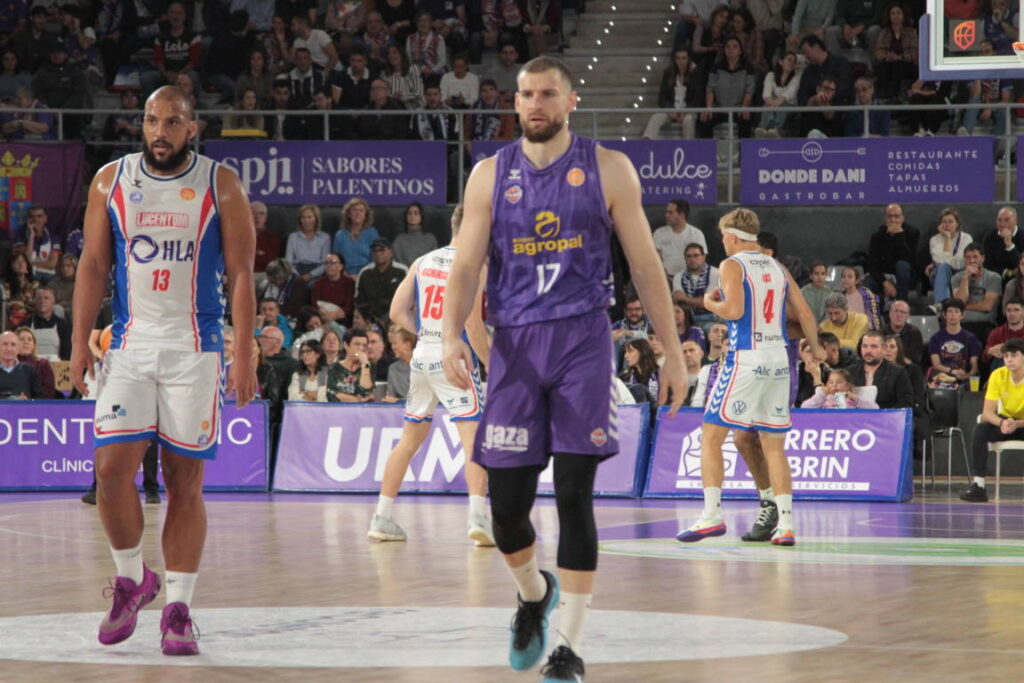 Jugadores de baloncesto en un partido entre Palencia y Alicante