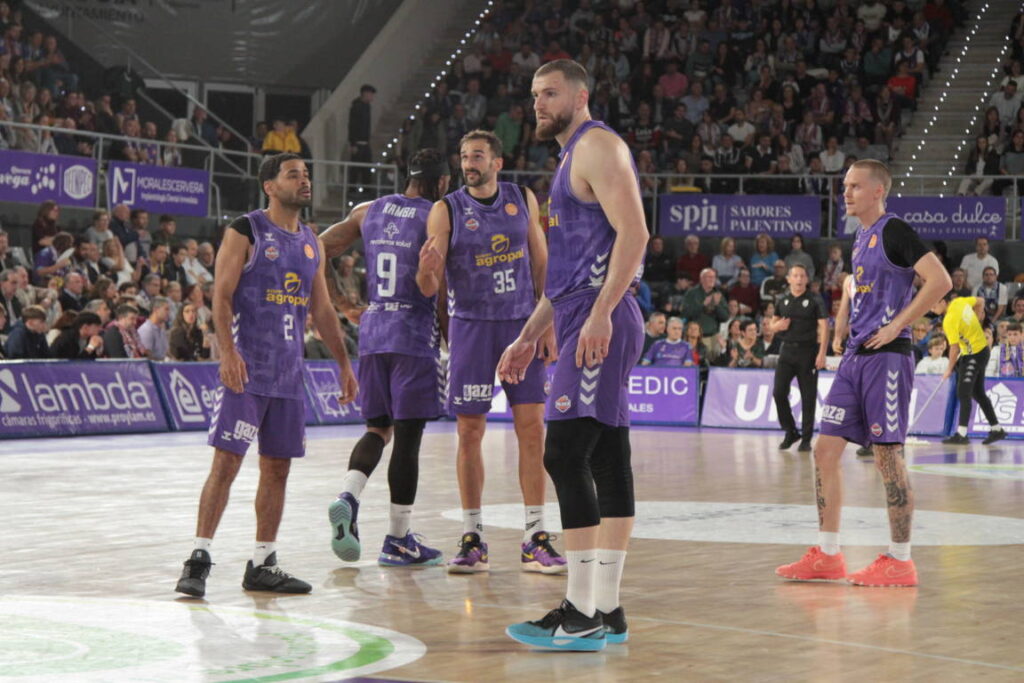 Jugadores del equipo de baloncesto de Palencia en acción durante un partido