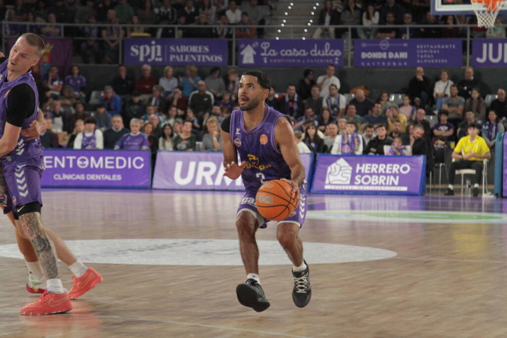 Jugador de baloncesto en acción durante un partido en Palencia